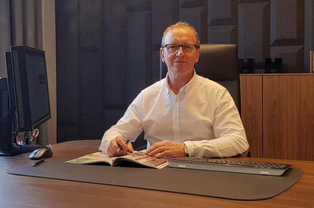 Jan Lenart w swoim gabinecie, 2018.