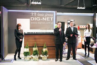 Jan Lenart podczas wręczania nagród dla najlepszych klientów na stoisku firmy Dig-Net podczas targów meblowych w Poznaniu, 2012 r.