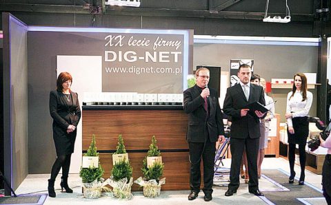 Jan Lenart podczas wręczania nagród dla najlepszych klientów na stoisku firmy Dig-Net podczas targów meblowych w Poznaniu, 2012 r.