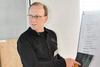 Jan Lenart podczas wykładu na warsztatach w Schattdecor w Tarnowie Podgórnym, ok. 2014 r.