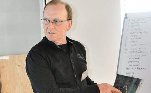 Jan Lenart podczas wykładu na warsztatach w Schattdecor w Tarnowie Podgórnym, ok. 2014 r.