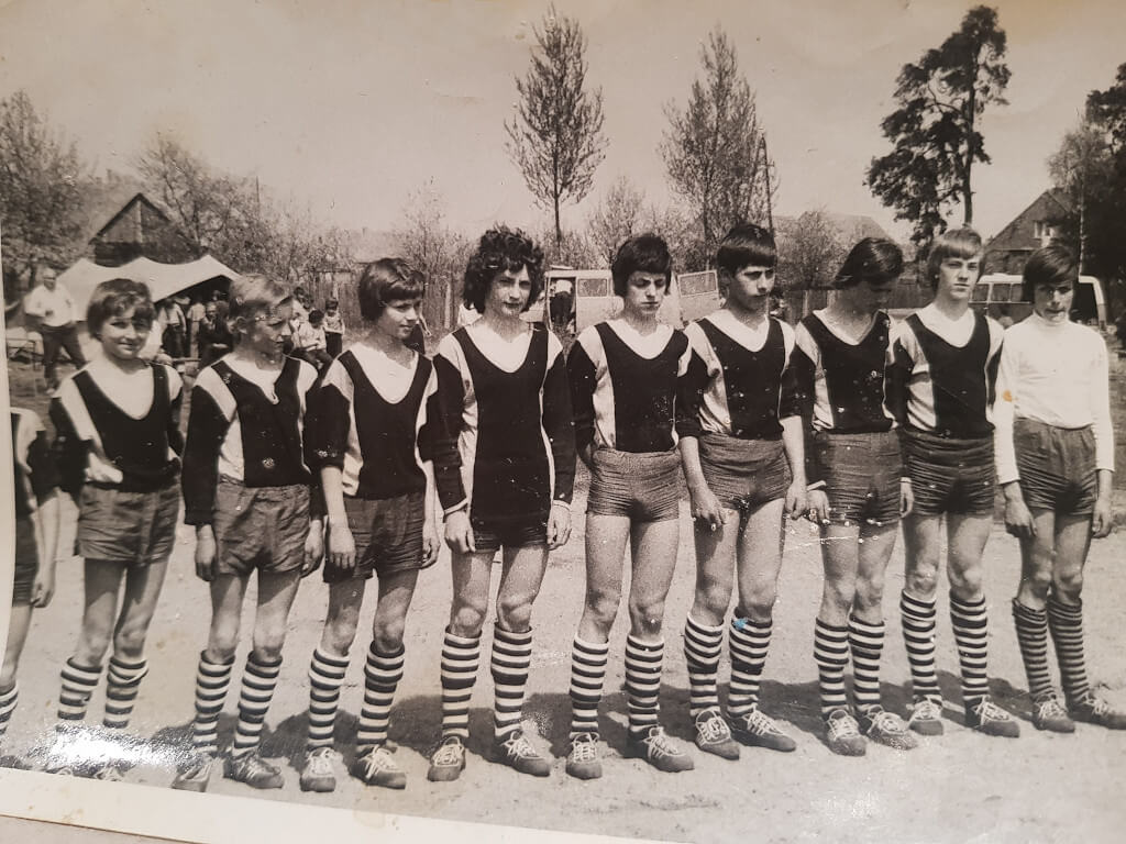 Jan Lenart (drugi z prawej) z drużyną, która 2 razy zdobyła mistrzostwo województwa kaliskiego i zajęła 5. miejsce na Mistrzostwach Polski szkół podstawowych, lata 1975-1977.