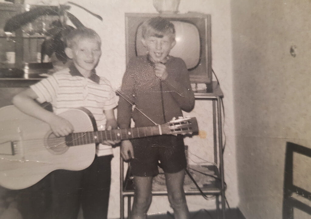 Jan Lenart (z gitarą) podczas rodzinnego występu wraz z bratem Marianem, ok. 1968 r.