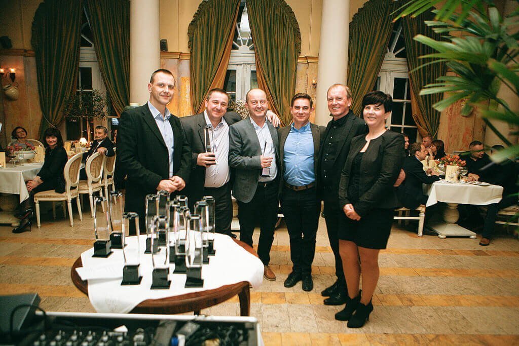 Jan Lenart i Dorota Rasmus, dyrektor firmy Dig-Net Lenart z przedstawicielami firm Agata Meble i Abra podczas Uroczystej Gali wręczania nagród dla najlepszych klientów podczas targów meblowych w Poznaniu, 2014 r.
