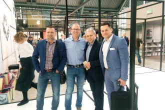 Jan Lenart (drugi z lewej) z przedstawicielami firm Kronospan i Interprint podczas targów „Interzum” w Koloni, 2015 r.