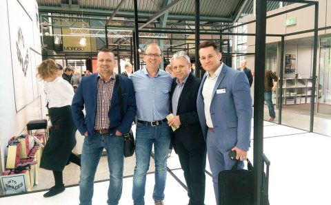 Jan Lenart (drugi z lewej) z przedstawicielami firm Kronospan i Interprint podczas targów „Interzum” w Koloni, 2015 r.