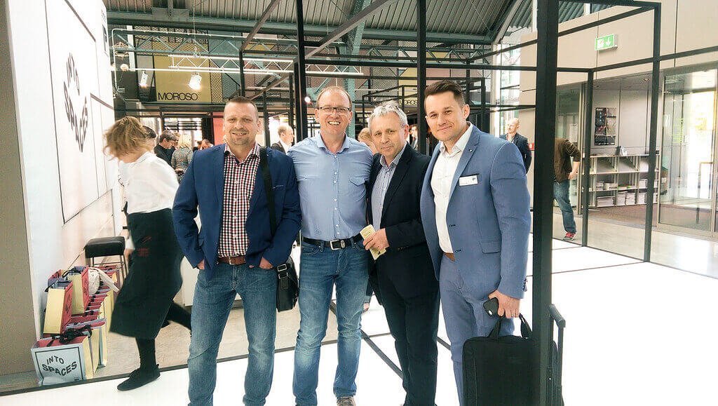 Jan Lenart (drugi z lewej) z przedstawicielami firm Kronospan i Interprint podczas targów „Interzum” w Koloni, 2015 r.