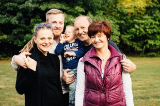 Rodzinne zdjęcie podczas firmowego pikniku; od prawej: Małgorzata i Jan Lenart, junior Jan Lenart i tata Kamil z żoną Joanną, wrzesień 2015 r .