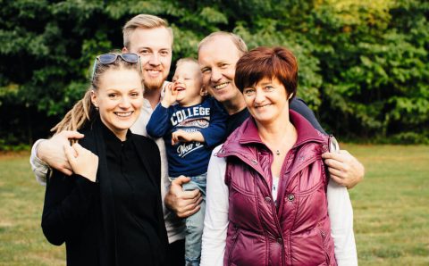 Rodzinne zdjęcie podczas firmowego pikniku; od prawej: Małgorzata i Jan Lenart, junior Jan Lenart i tata Kamil z żoną Joanną, wrzesień 2015 r .