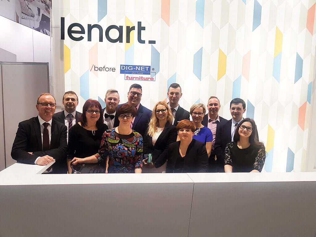 Jan Lenart (pierwszy z lewej) z żoną i synem oraz pracownikami na stoisku podczas targów „Meble Polska” w Poznaniu, na których zaprezentowano nową markę Lenart, 2017 r.