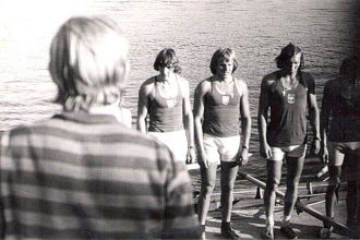 Dwukrotny Mistrz Polski w wioślarstwie w 1974 r., Janusz Mikołajczyk – pierwszy od lewej.