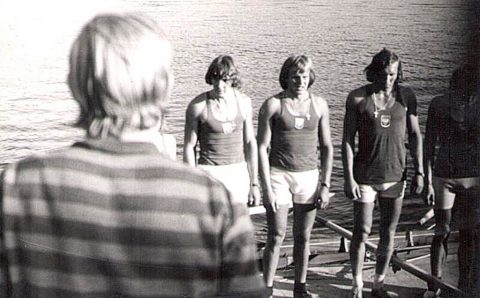 Dwukrotny Mistrz Polski w wioślarstwie w 1974 r., Janusz Mikołajczyk – pierwszy od lewej.