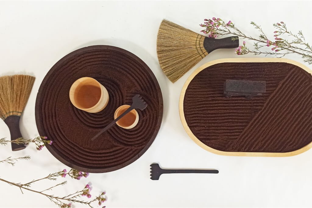 Kawowe Ogrody Zen „Do not disturb” Jany Portion łączą kulturę Zachodu i Wschodu; zapewniają doznania wizualne, dotykowe i zapachowe. Kawa znajduje w nich zastosowanie w postaci płynnej, sypkiej oraz w formie ziaren.