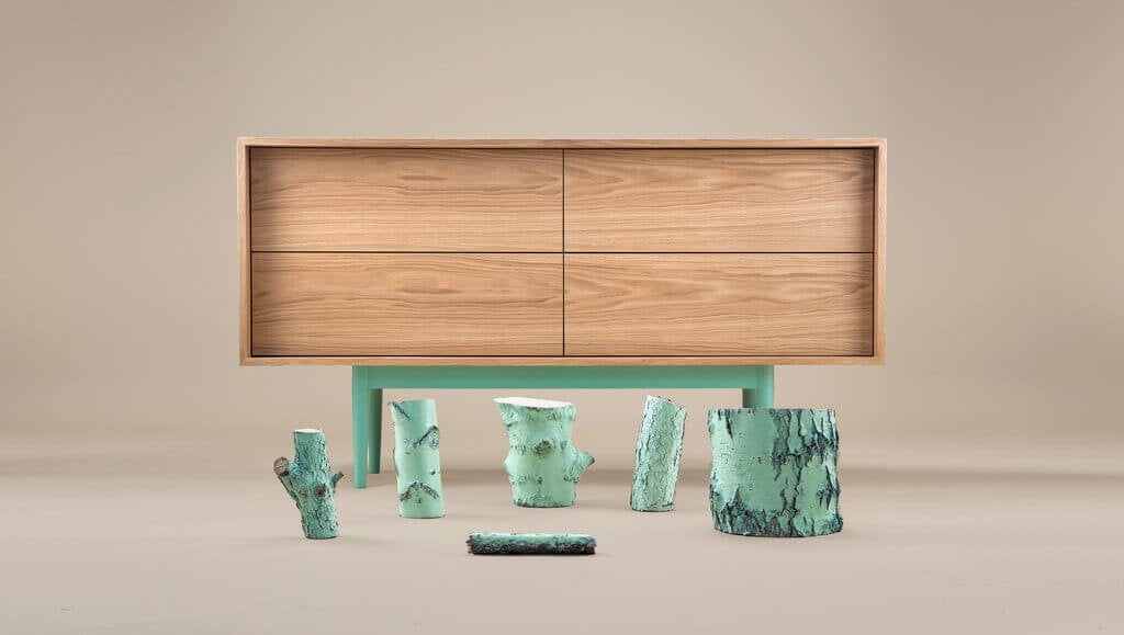 Kolekcja „Xoxo” Phormy dzieli się w zależności od wykończenia na „Hug” (z ang. objęcie, uścisk) i „Kiss” (z ang. pocałunek). Różnica między jednym a drugim polega na sposobie zastosowania koloru na bryle mebla.