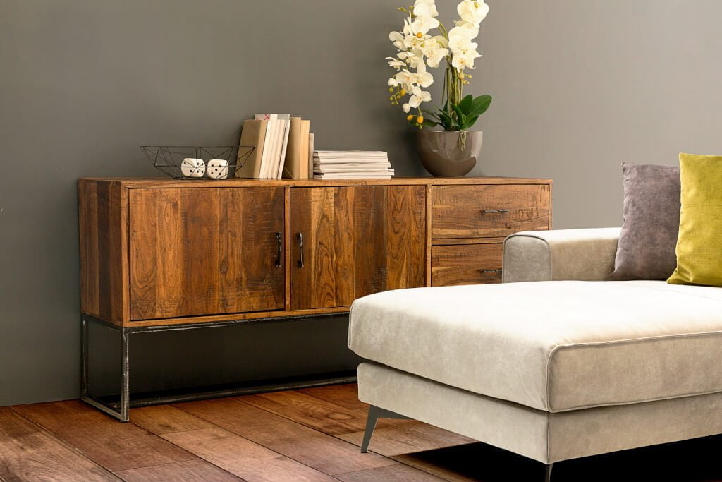 Wnętrz Domar to nowoczesny mebel o wymiarach 175 x 40 x 75 cm, wykonany z antykowanego drzewa akacji.