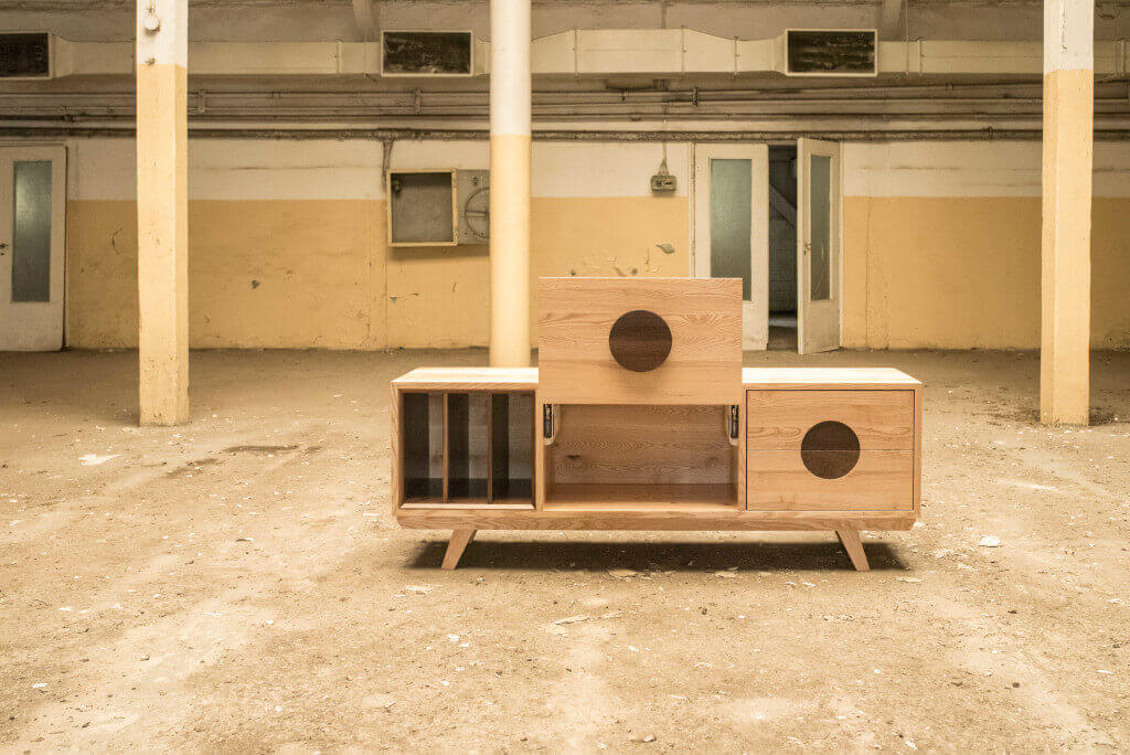 Komoda „Mirek” to nostalgiczna podróż do lat 50. w nowoczesnej odsłonie, w którą zabiera nas Wtedy Drewno.