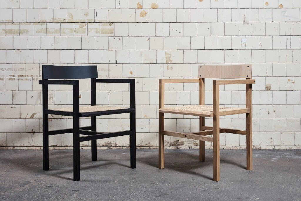 Krzesło „JM”, prod. Hanczar Studio, proj. Szymon Hanczar. To czwarty element z autorskiej serii 30x30 (wieszak, lampa, stół), w której wykorzystano jako materiał konstrukcyjny kantówkę z litego drewna dębowego o przekroju 30x30 mm.