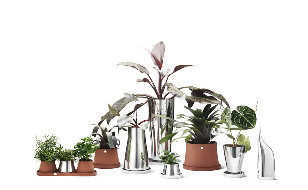 Kwietnik „Terra” zainspirowana płynnymi formami występującymi w naturze. Łączy naturalny charakter terakoty z chłodem stali nierdzewnej.