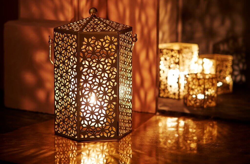 Lampion „Ljuvare” IKEA inspirowany geometrycznymi wzorami i architekturą Bliskiego Wschodu pomoże wprowadzić uroczysty nastrój do salonu.