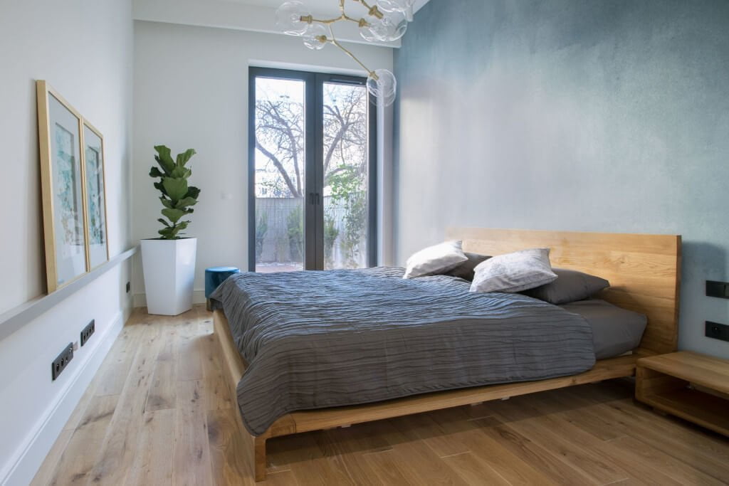 Łóżko drewniane „Paul” od Desiq to model o niezwykle lekkiej, ale jednocześnie stabilnej konstrukcji. Nowoczesny kształt w połączeniu z prostotą zastosowanych rozwiązań sprawia, że mebel ma charakter uniwersalny.