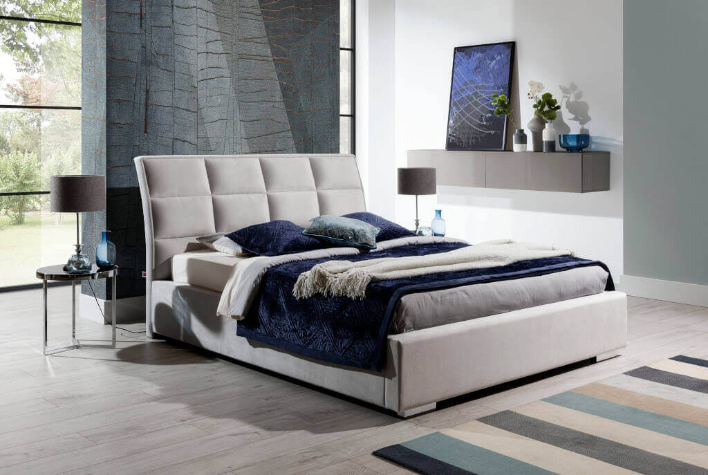 Łóżko „Milano Bis” firmy Fat Meble. Konstrukcja łóżka wykonana z płyty meblowej. W miejscach gdzie łączy się konstrukcja zastosowane klocki drewniane dla większej solidności i wytrzymałości.