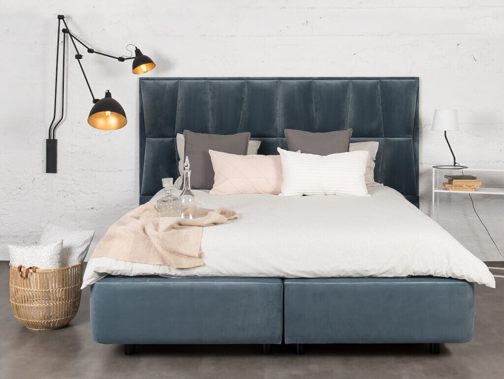 Łóżko „Moon” CustomForm to zestaw dwóch łóżek kontynentalnych na niewielkich nóżkach produkowane w czterech rozmiarach (140, 160, 180, 200 x 200 cm).