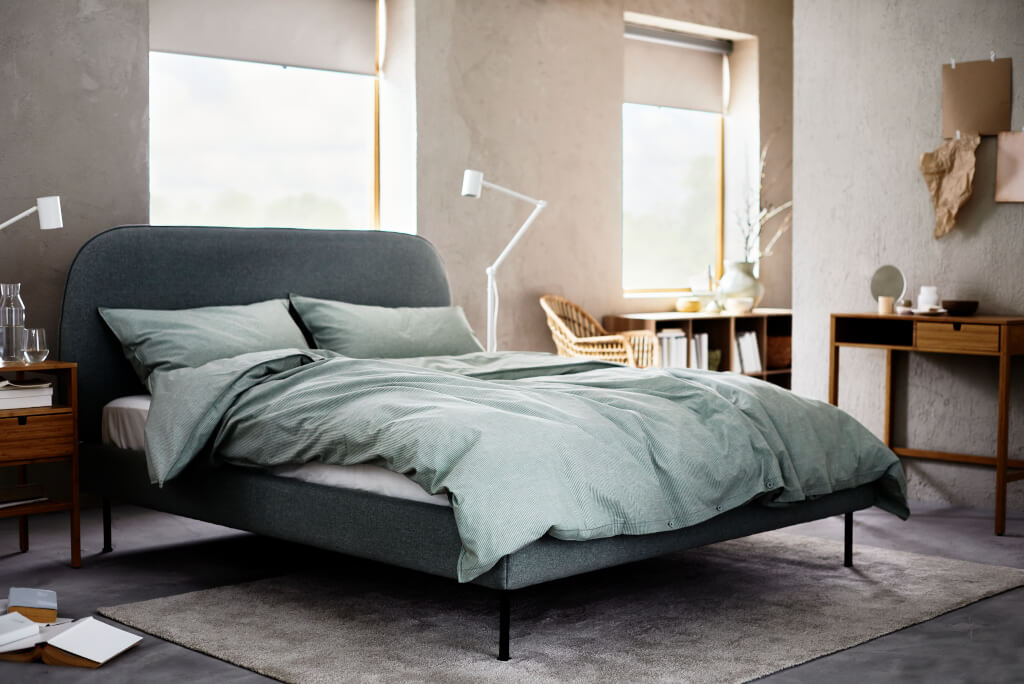 Miękka i uspokajająca zieleń łóżka „Vadheim” IKEA wprowadza do pomieszczenia poczucie ciepła i spokoju. Smukłe, dyskretne nóżki sprawiają natomiast, że łóżko wygląda lekko.