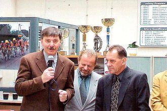 Mikomax sponsorem drużyny kolarskiej w 2002 r., Janusz Mikołajczyk z Ryszardem Szurkowskim.