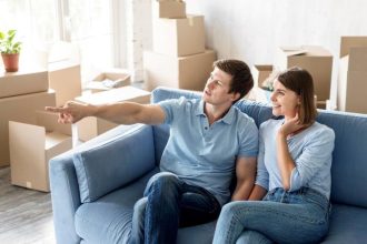 Mniej kredytów, mniej mieszkań, mniej mebli.