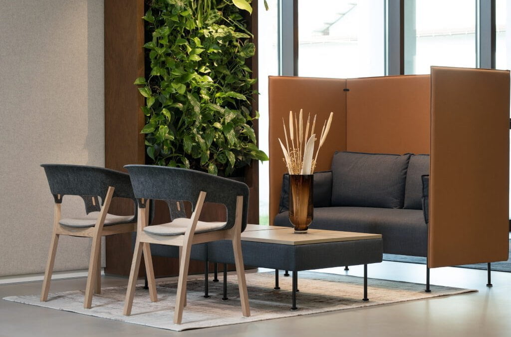 „Njord” firmy Nowy Styl powstał z natury i dla natury. Rama fotela, wykonana z drewna bukowego, w oryginalny sposób łączy się z siedziskiem.