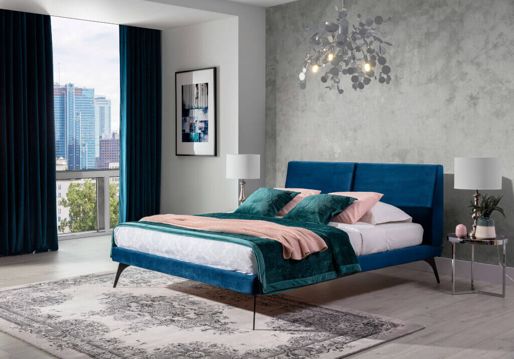 „Konrado” firmy Azardi to nowoczesne łóżko tapicerowane o prostej, skandynawskiej formie z subtelnym wezgłowiem, z korpusem na wysokich eleganckich, stalowych nóżkach, które są gwarancją stabilności oraz wytrzymałości