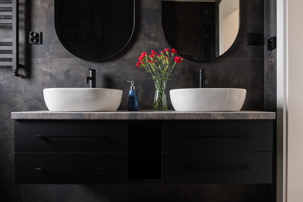 Płyty meblowe Niemann Polska są często wykorzystywane jako fronty szafek łazienkowych. W ostatnim czasie jednym z popularniejszych produktów wykorzystywanych w tym celu jest linia Acrylux Mat Anti – Fingerprint.