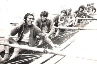 Po zawodach w ósemce, Janusz Mikołajczyk – trzeci od lewej.