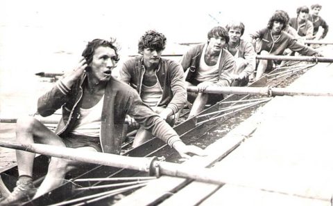 Po zawodach w ósemce, Janusz Mikołajczyk – trzeci od lewej.