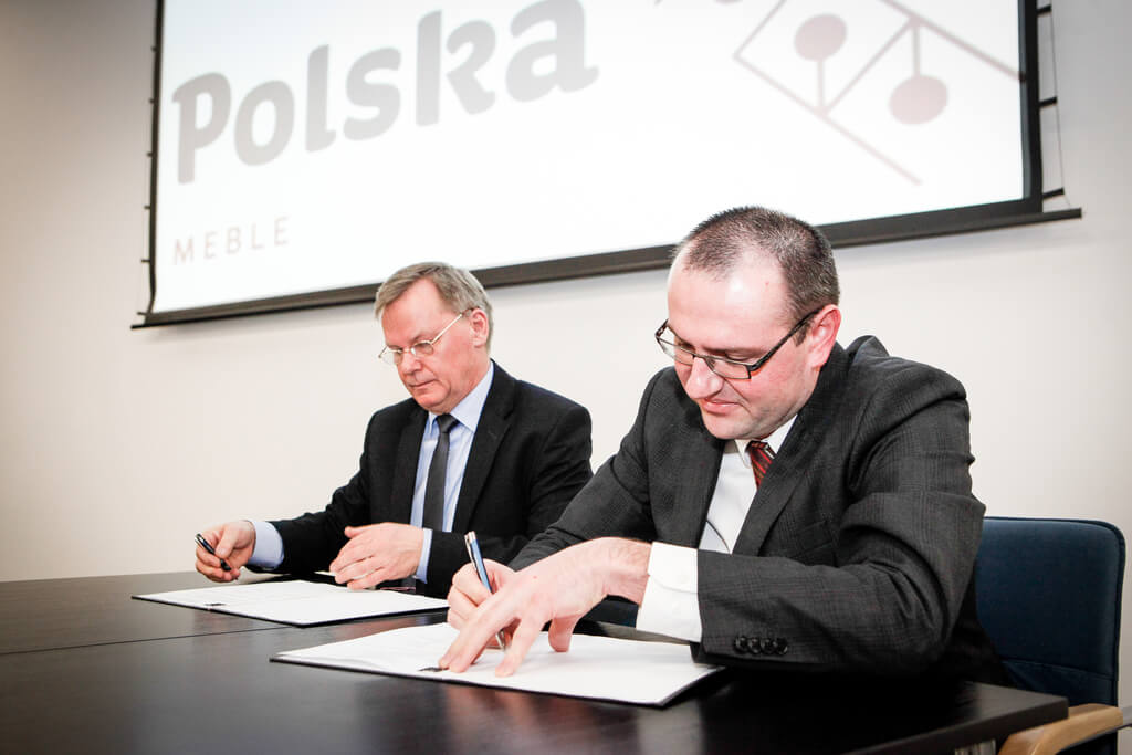 Podpisanie umowy z FENA: Józef Szyszka („Meble Polska”) i Tom Steenhoudt (European Federation of Furniture Reatilers FENA) , 2014 r.