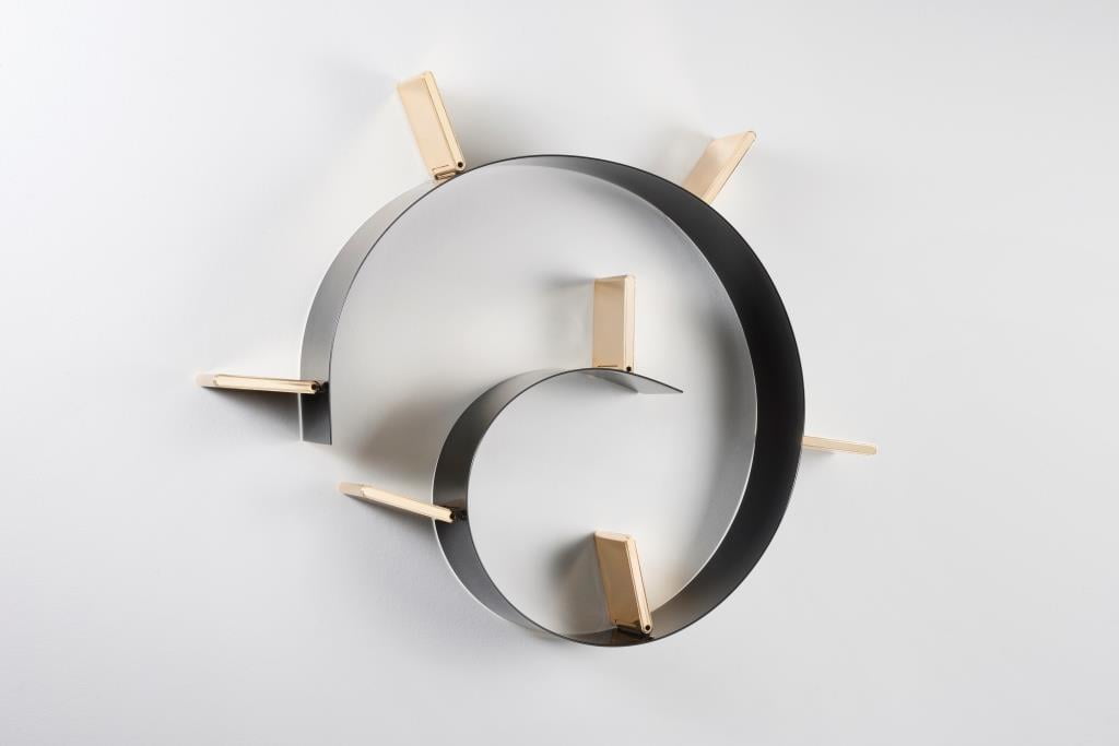 Regał na książki „Popworm bookshelf” Ron Arad zaprojektował dla marki Kartell.