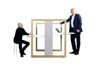 Nagroda Red Dot dla opatentowanego biurka „StandUp”, pomysłodawca Janusz Mikołajczyk z projektantem Tomaszem Augustyniakiem.