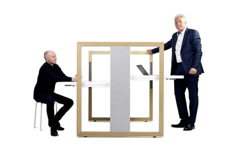 Nagroda Red Dot dla opatentowanego biurka „StandUp”, pomysłodawca Janusz Mikołajczyk z projektantem Tomaszem Augustyniakiem.