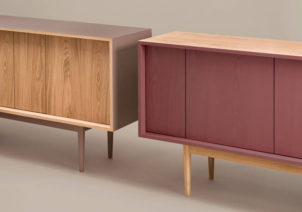 Jak mówi Max Kobiela z Phormy: W kontekście zeszłorocznych wydarzeń i ograniczonych relacji międzyludzkich, a niejednokrotnie ich deficytu, rodzina mebli „Xoxo” nabiera innego znaczenia.