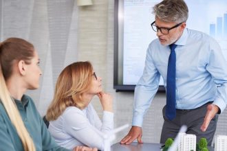 Gdy inflacja nie daje za wygraną, ryzyko w biznesie nie popłaca.