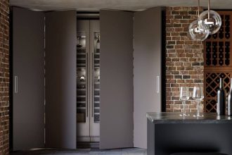 System Exedra Smart do drzwi obrotowo-kieszeniowych w kolorze szarym w loftowym wnętrzu firmy Salice, przedstawiciel AMI Polska - miesięcznik i portal informacyjny branży meblarskiej biznes.meble.pl