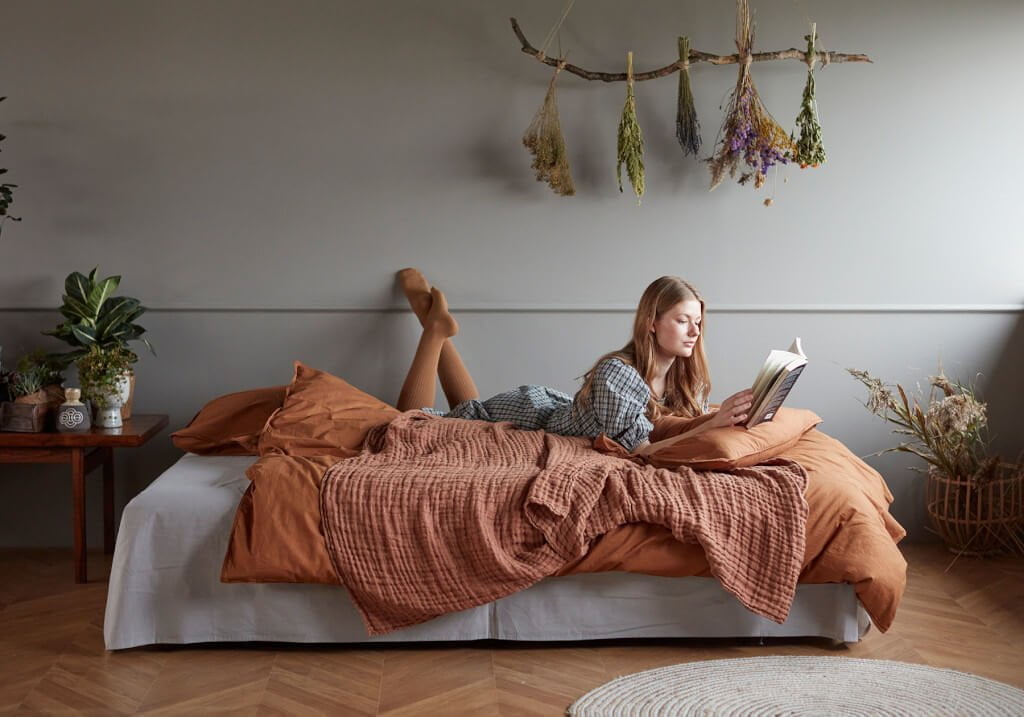 Salon Design Expo, dostępny w Galerii Wnętrz Domar, oferuje sofę „Revivus” projektu i produkcji Innovation Living. Została ona zaprojektowana z dbałością o ekologię, recyrkulację, łatwą konserwację i oszczędzającą miejsce wielofunkcyjność.