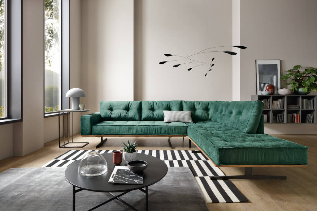 Sofa „Spazio” ma modernistyczny charakter. Przy jej tworzeniu firma Etap Sofa inspirowała się twórczością Ludwiga Miesa van der Rohe.