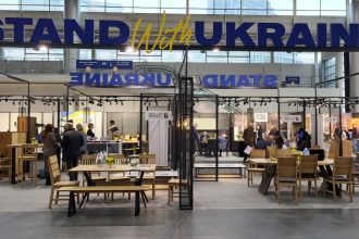 stand-with-ukraine-meble-polska-2023-miesiecznik-i-portal-branzy-meblarskiej-biznes-meble-pl