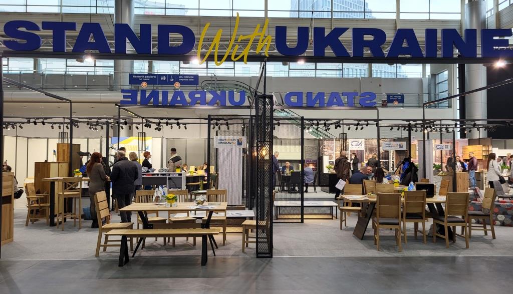 stand-with-ukraine-meble-polska-2023-miesiecznik-i-portal-branzy-meblarskiej-biznes-meble-pl