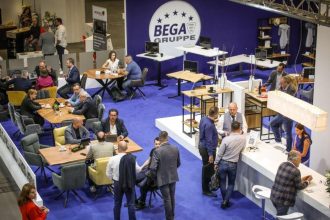 Grupa BEGA planuje 2023 rok - na zdjęciu stoisko BEGA na targach MEBLE POLSKA.