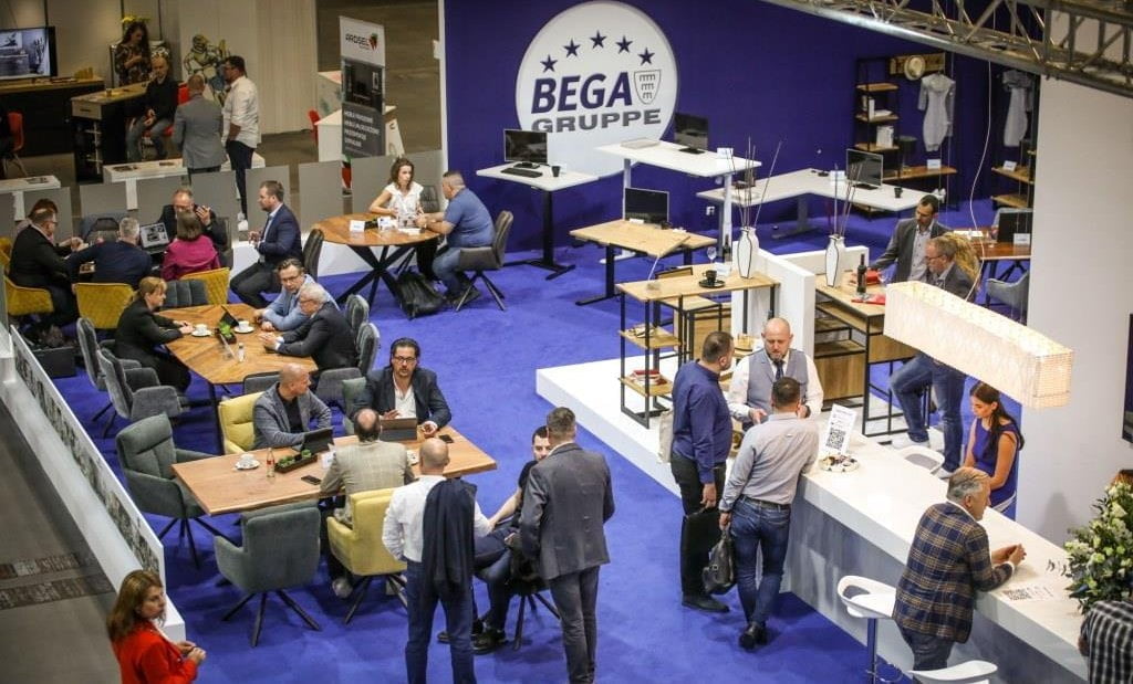 Grupa BEGA planuje 2023 rok - na zdjęciu stoisko BEGA na targach MEBLE POLSKA.