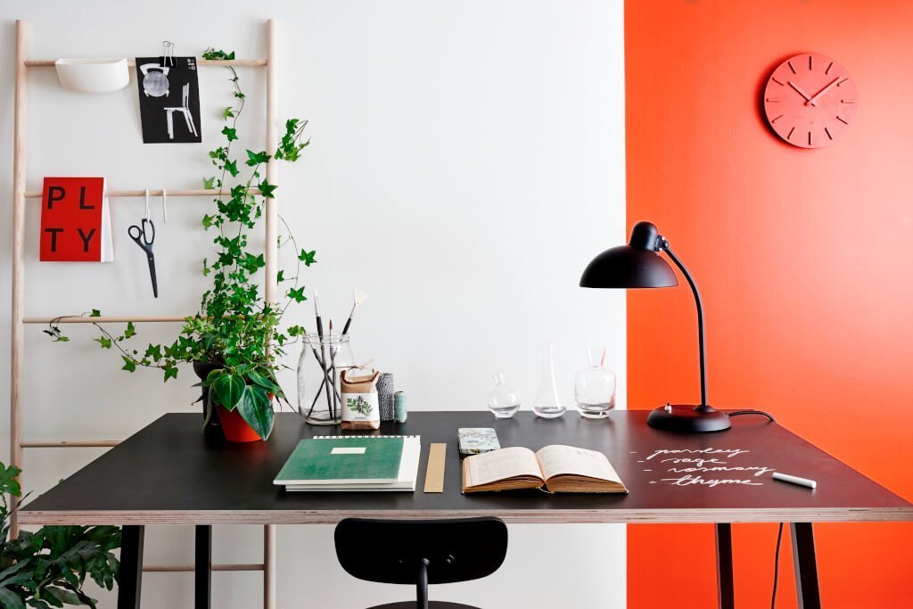 Stół z zastosowaniem farby tablicowej Tikkurila.