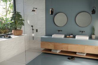 Sunlit Days to kolekcja pięciu odcieni wielkoformatowych płyt, stworzona w technologii HybriQ marki Silestone, oferowana przez Cosentino.