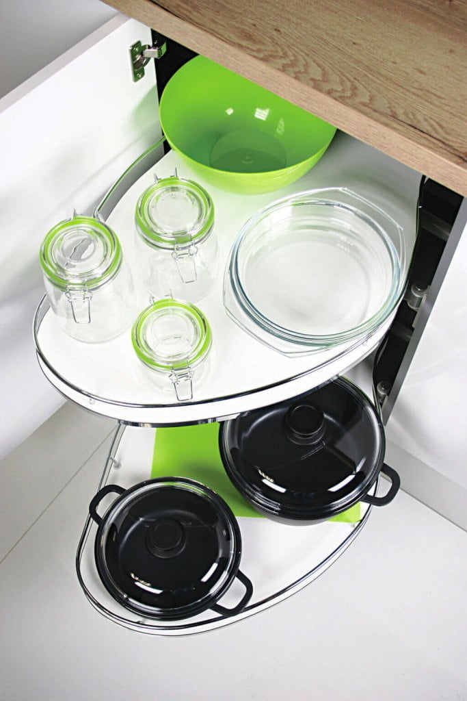 System „Corner Optima” firmy Rejs pozwala w pełni wykorzystać przestrzeń dolnej szafki narożnej w kuchni.